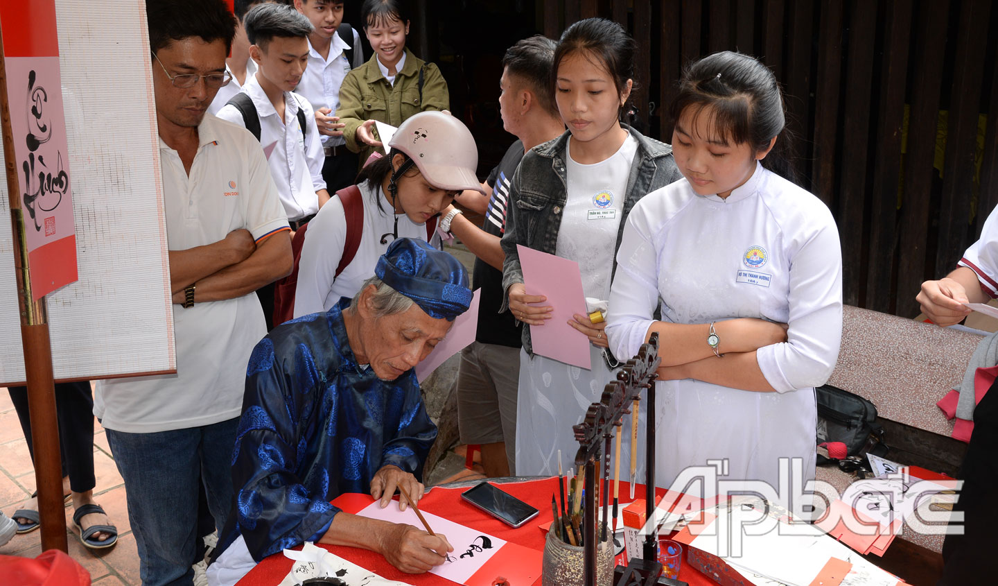  “Ông Đồ” cho chữ tại Lễ hội Văn hóa, Du lịch Làng cổ Đông Hòa Hiệp.