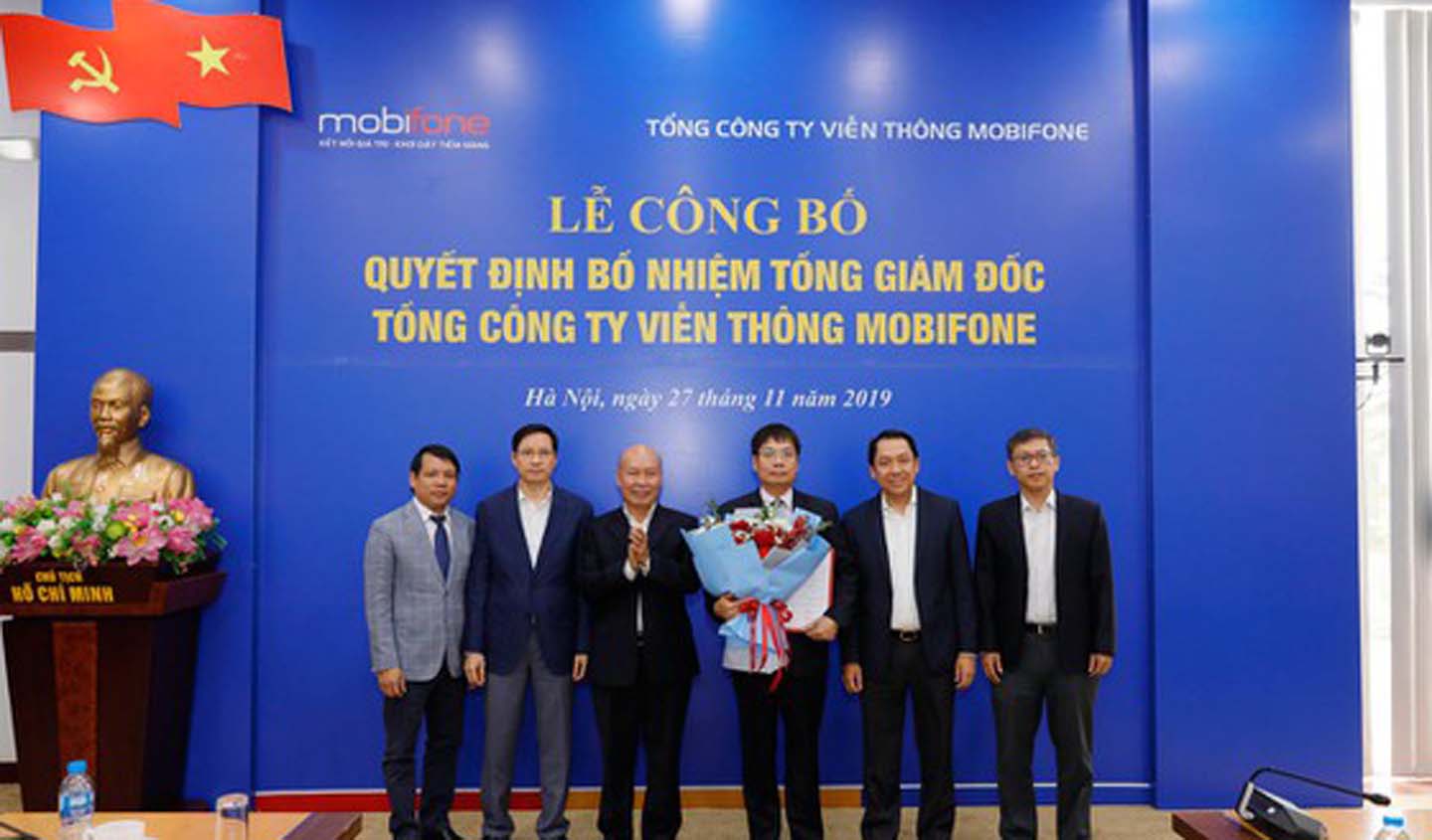 Lãnh đạo TCT VT MobiFone tặng hoa chúc mừng.