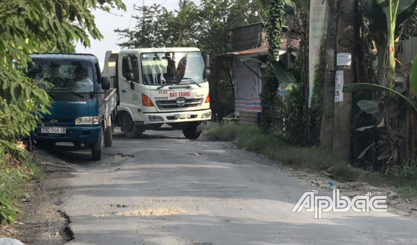 Xe tải chở vật liệu vượt trọng tranh nhau chạy qua tuyến đường trên