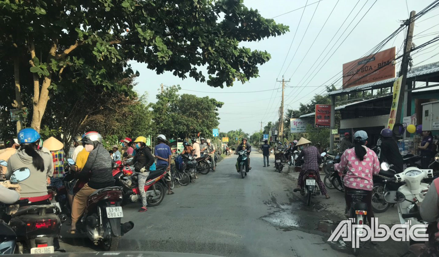 Con đường di chuyển của hàng trăm phụ huynh và học sinh.