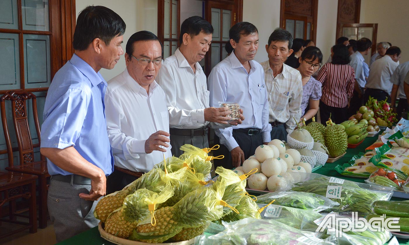 Đồng chí Phạm Anh Tuấn tham quan các sản phẩm nông sản của tỉnh.