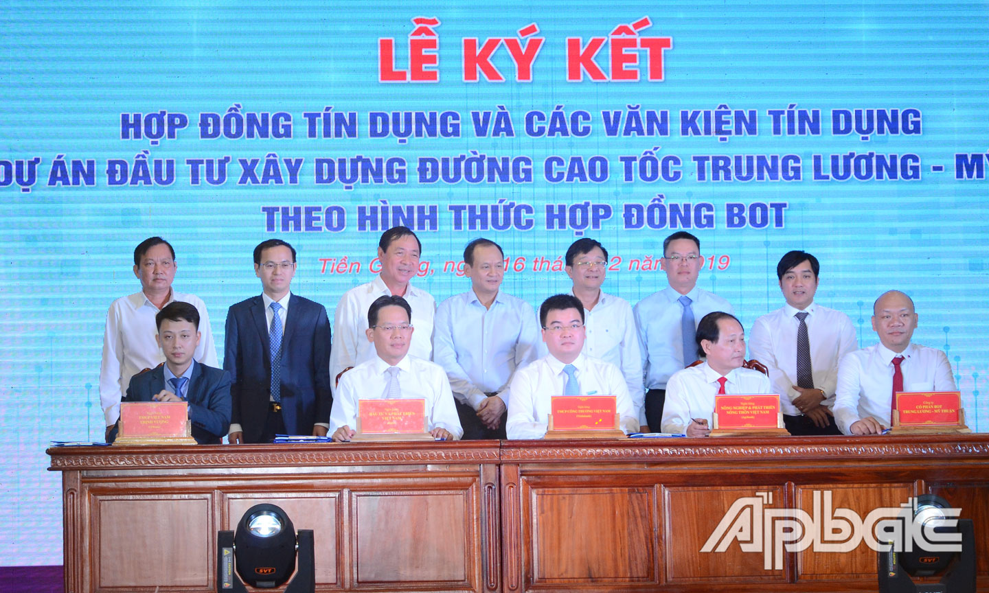 Ký kết các văn kiện cho Dự án.