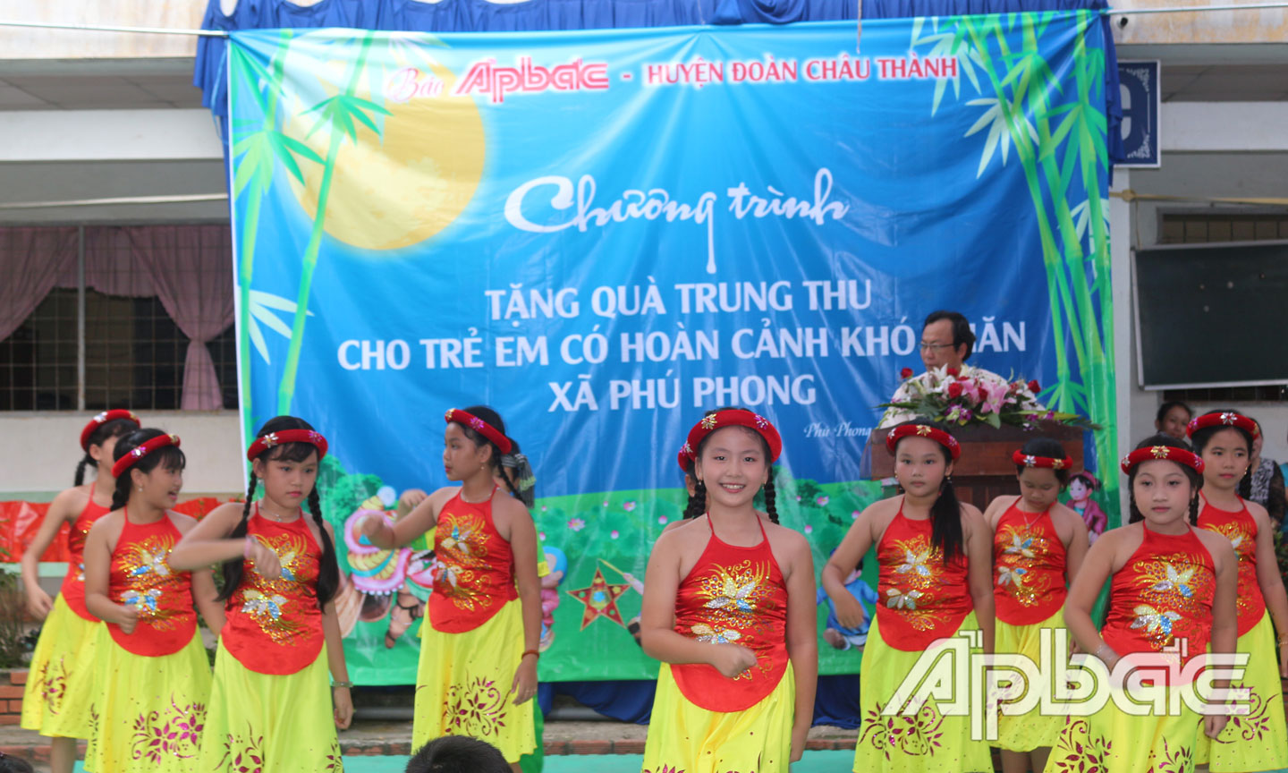 Quan tâm chăm sóc phụ nữ và trẻ em gái để xóa bỏ dần tâm lý trọng nam, khinh nữ hướng đến giảm thiểu MCBGTKS. Ảnh: HỒNG LÊ