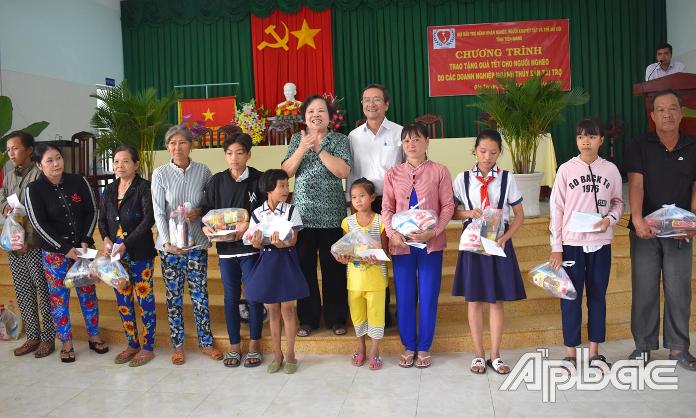 Trao quà tết cho người nghèo.