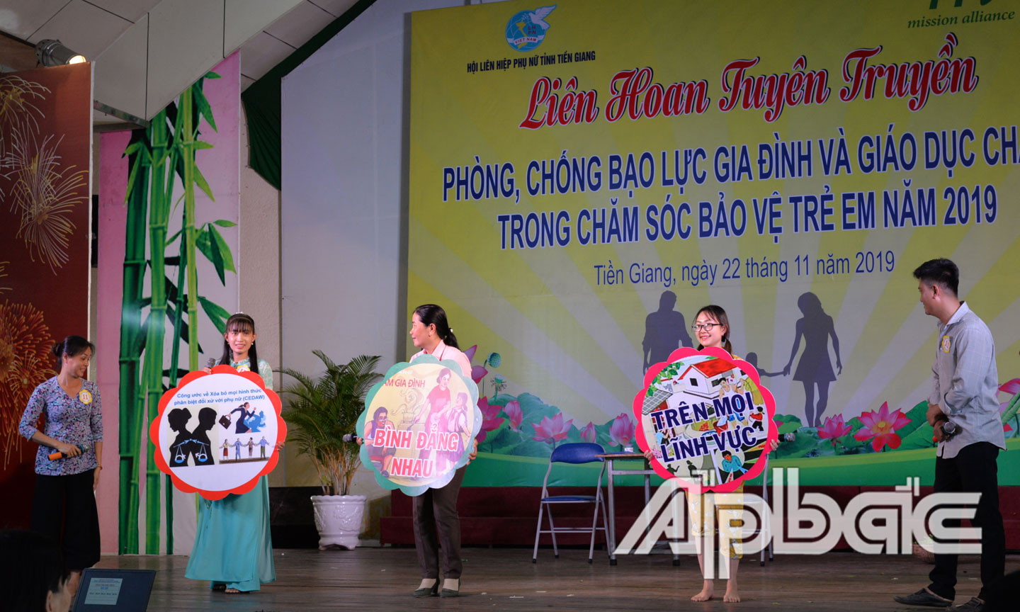 Liên hoan tuyên truyền phòng, chống BLGĐ và giáo dục cha mẹ trong chăm sóc, bảo vệ trẻ em năm 2019.
