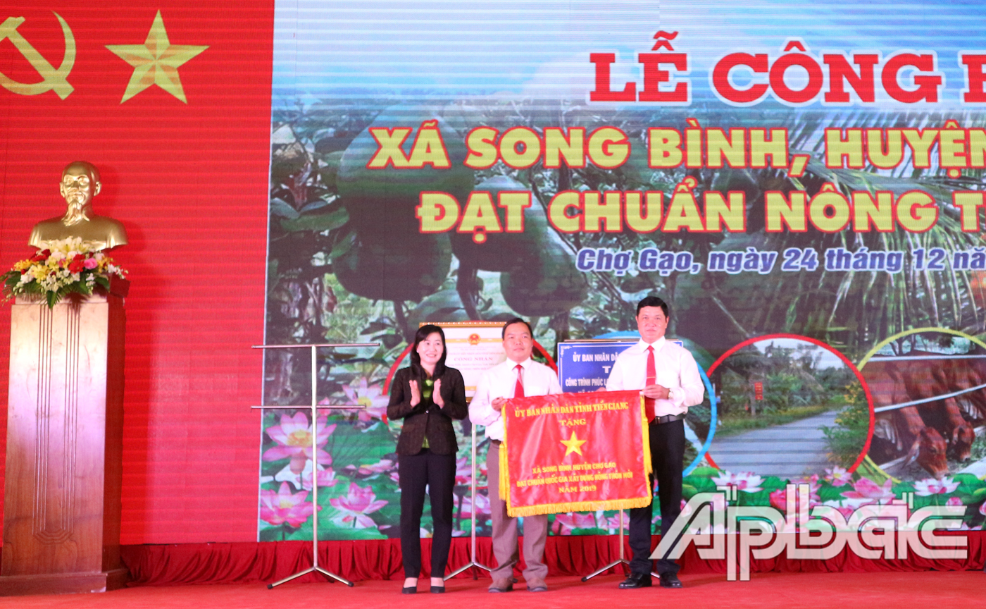đồng chí Châu Thị Mỹ Phương trao Cờ thi đua cho xã Song Bình