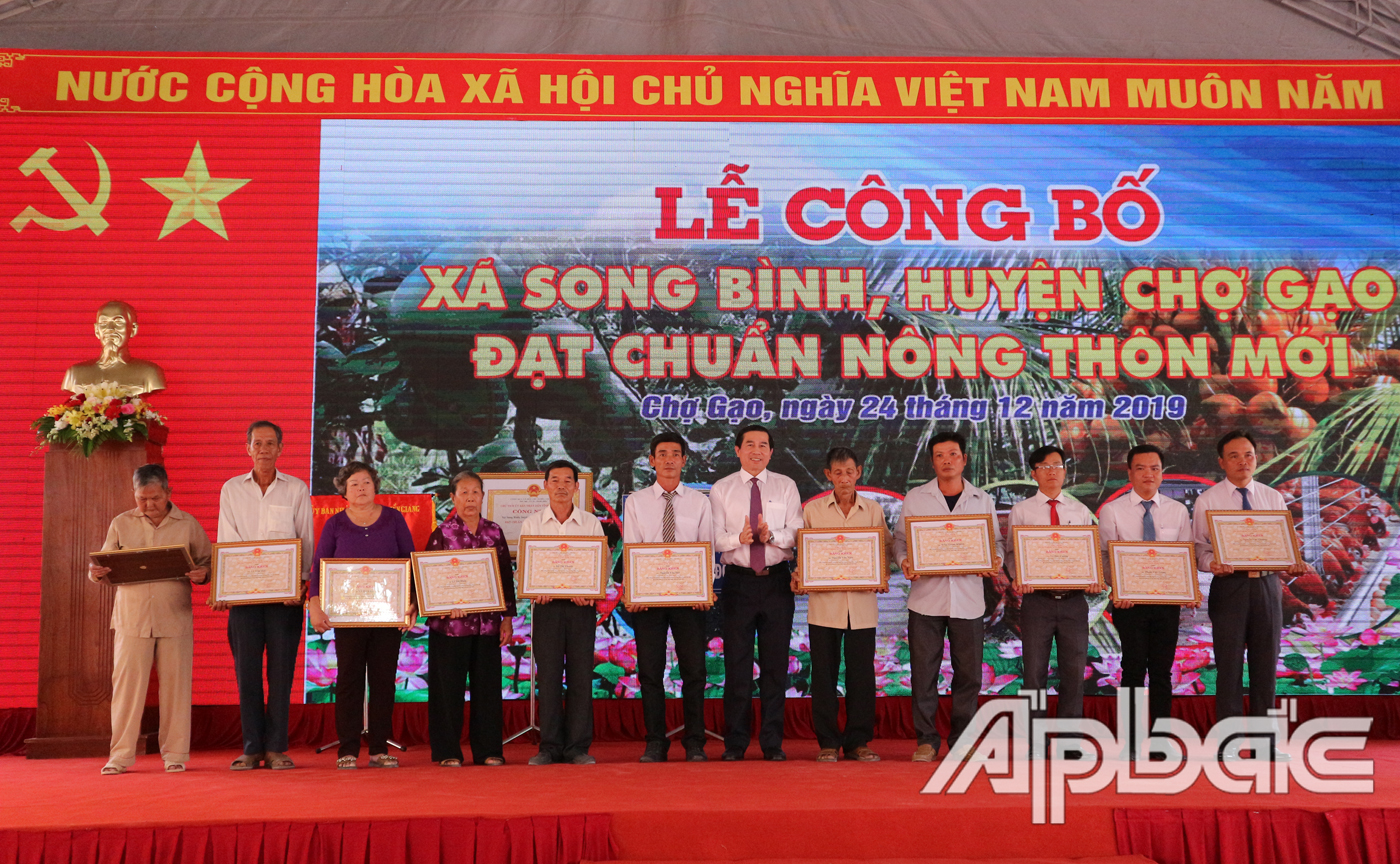 tặng Bằng khen cho các cá nhân có nhiều đóng góp trong xây dựng xã Song Bình đạt chuẩn NTM.