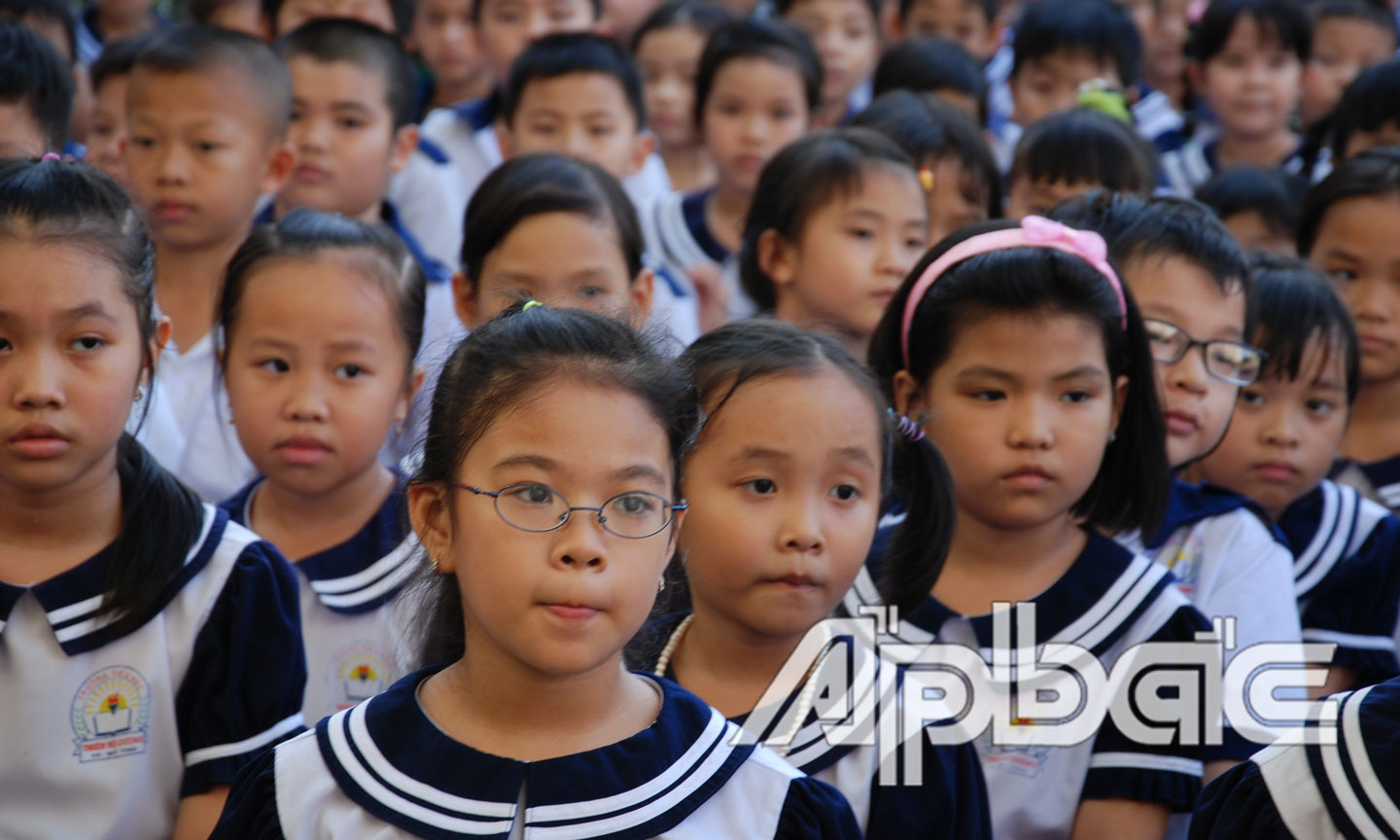 Trong 10 năm qua, giáo dục phổ thông đã có sự cải thiện rõ rệt về việc tăng tỷ lệ đi học chung và đi học đúng tuổi.
