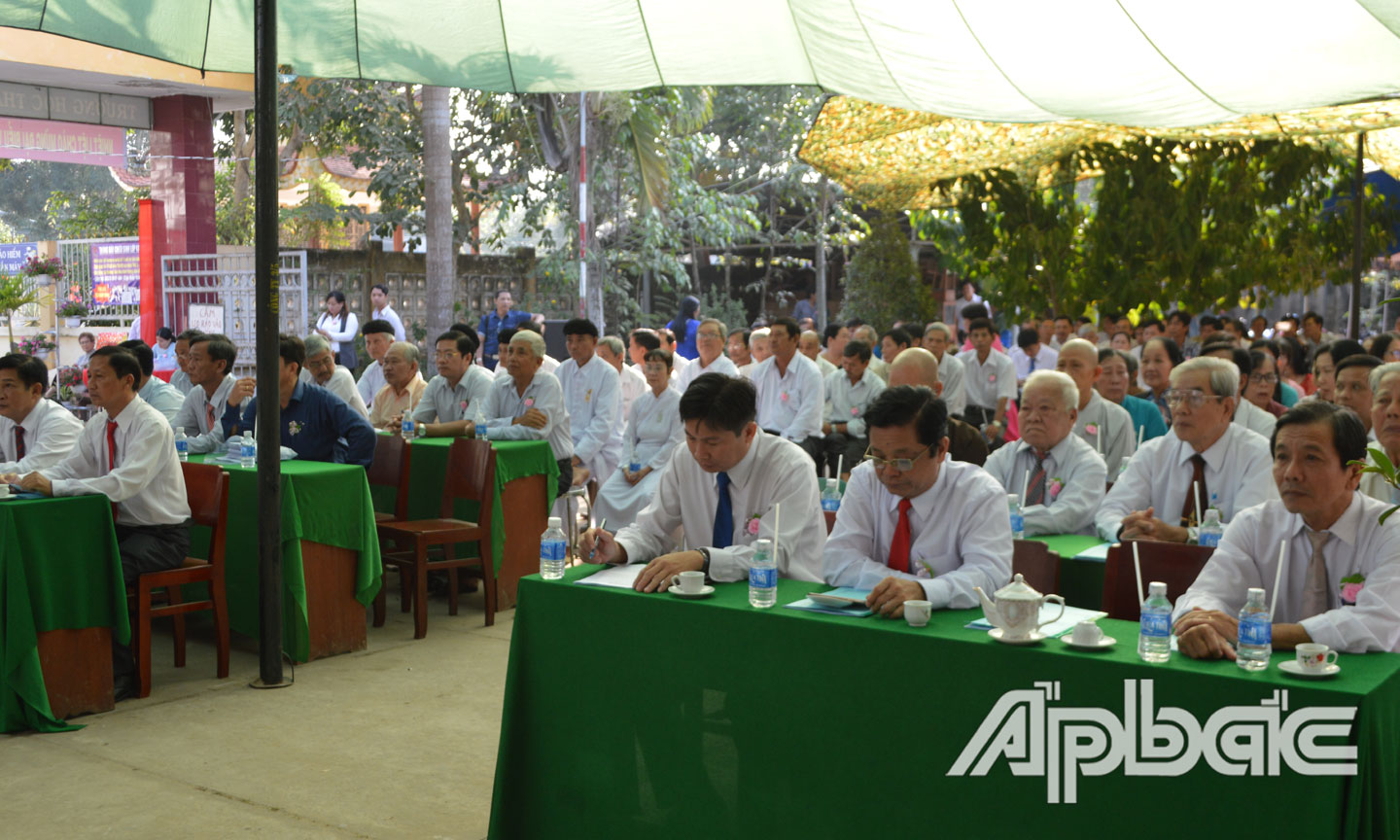 Các đại biểu về tham dự lễ.