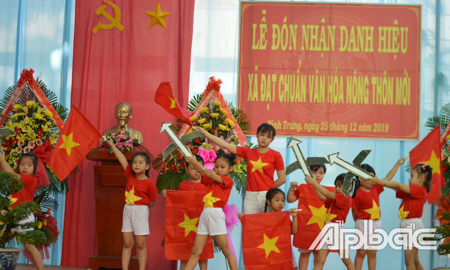 Biễu diễn văn nghệ chào mừng.