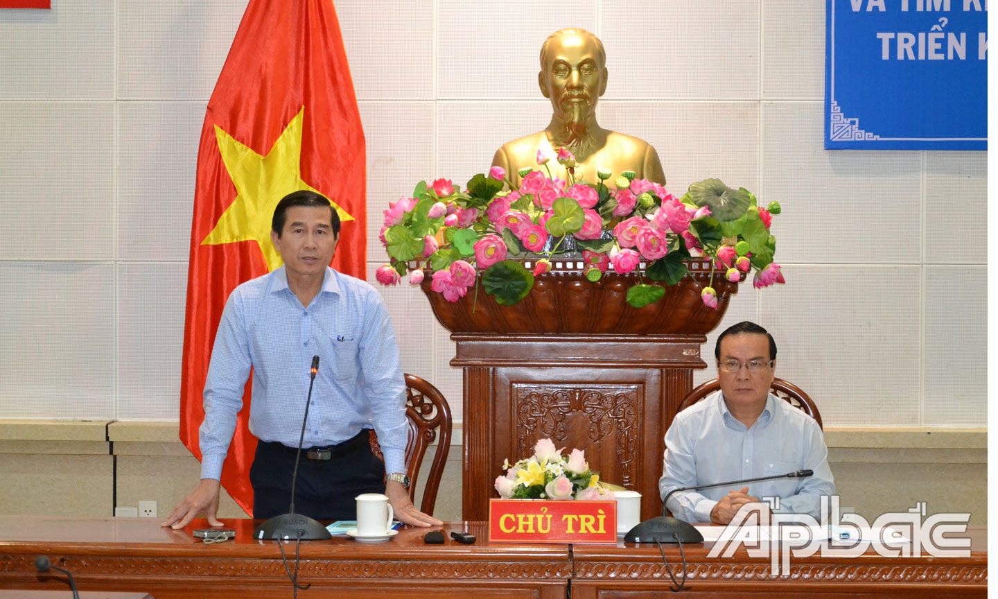 Chủ tịch UBND tỉnh Lê Văn Hưởng phát biểu tại hội nghị.