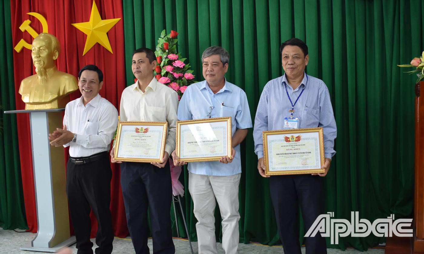 Liên đoàn Lao động tỉnh trao Bằng khen cho các tập thể, cá nhân.