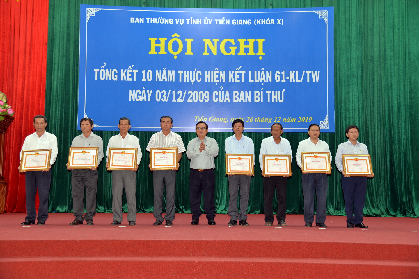 Đồng chí Võ Văn Bình, Phó Bí thư Thường trực Tỉnh ủy trao Bằng khen cho các cá nhân