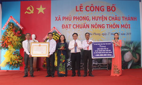 Phó Chủ tịch UBND tỉnh Trần Văn Dũng trao Bằng công nhận đạt chuẩn NTM cho xã Phú Phong.