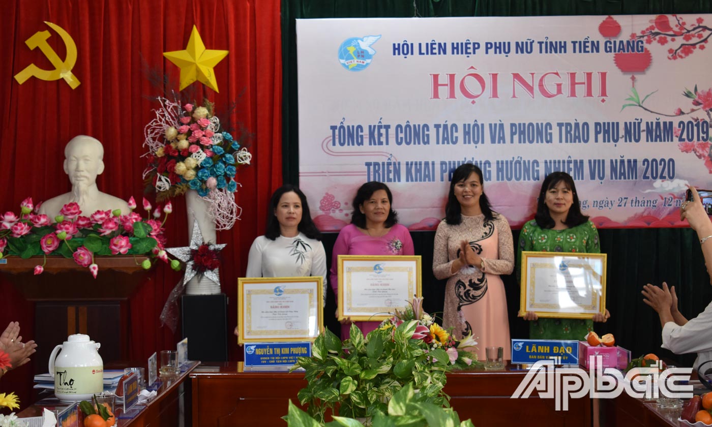  3 tập thể nhận được Bằng khen của Trung ương Hội LHPN Việt Nam