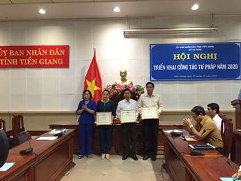 Tặng giấy khen cho 3 Phòng Tư pháp