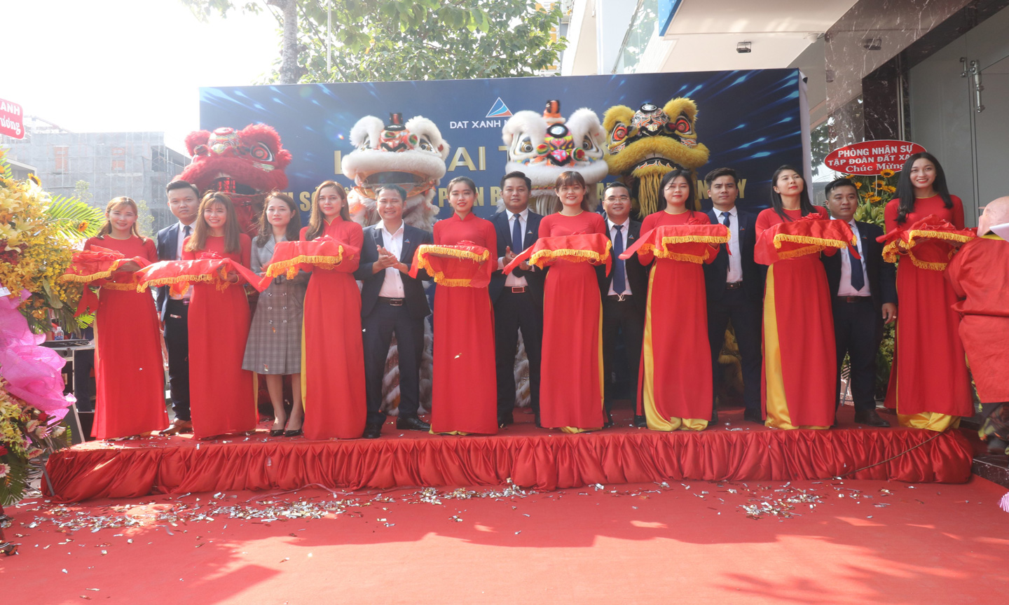 Sáng 27-12, Ban lãnh đạo Tổng công ty Đất Xanh Miền Tây cùng đông đảo CBNV tưng bừng tổ chức lễ khai trương công ty thành viên Bắc Miền Tây đặt trụ sở tại 283-285 Hùng Vương, TP Mỹ Tho – Tiền Giang.