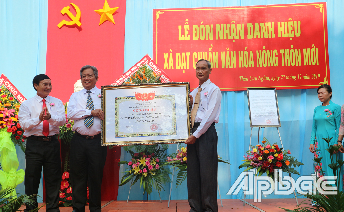 UBND huyện Châu Thành trao Bằng Công nhận xã đạt chuẩn văn hóa nông thôn mới cho xã Thân Cửu Nghĩa.