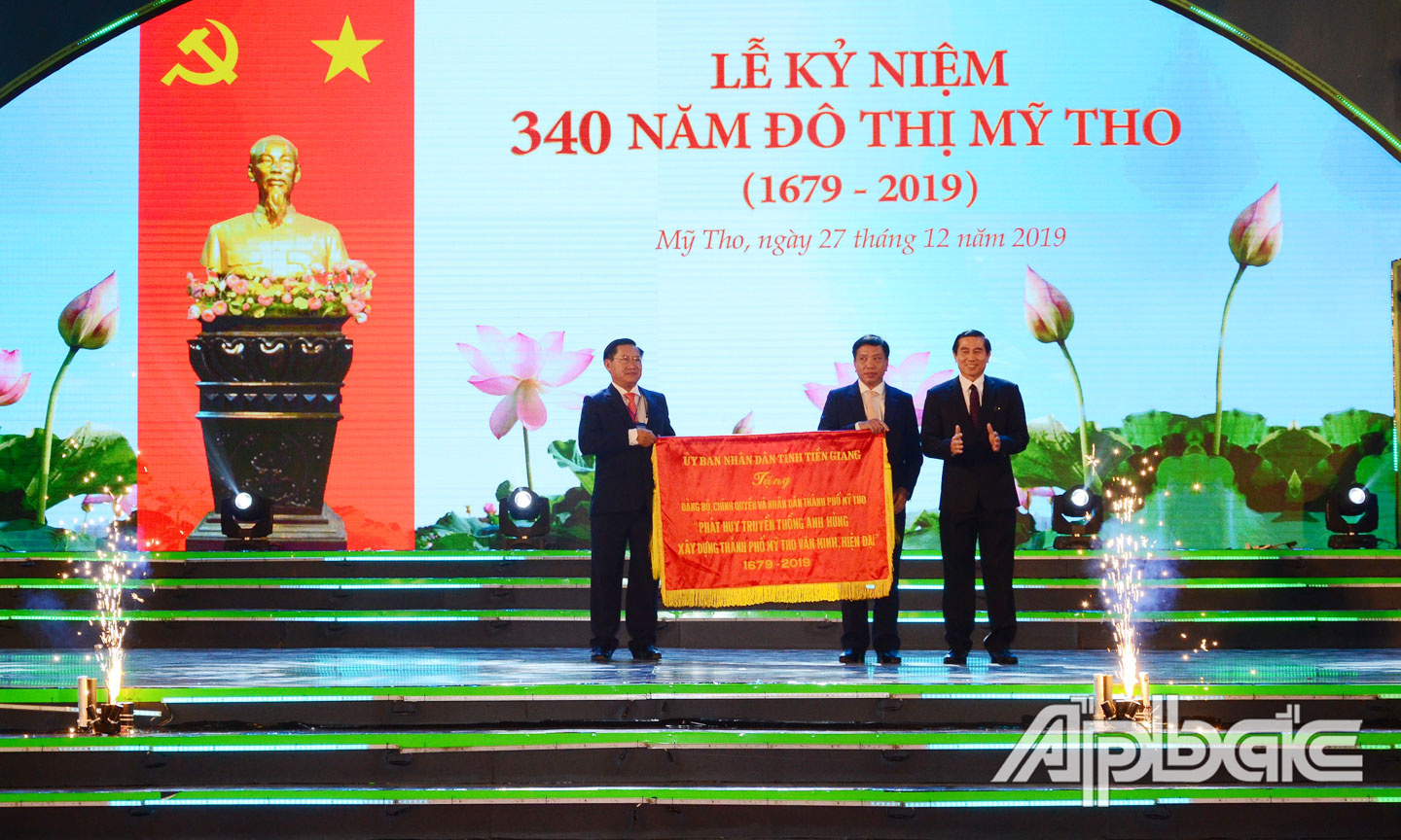 UBND tỉnh tặng Bức trướng cho TP. Mỹ Tho.