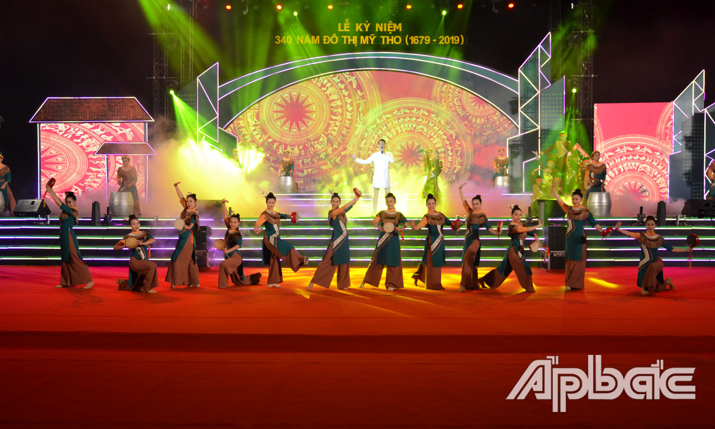 Văn nghệ chào mừng.