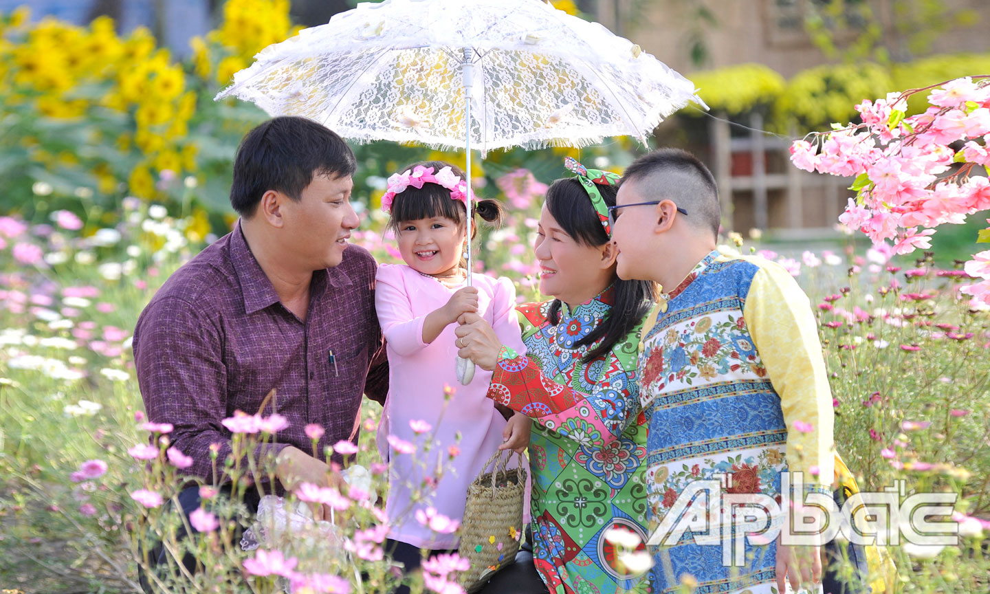 Mỗi gia đình nên sinh đủ 2 con.                                                                                                                                                                                                                                                                                                                                             Ảnh: cao lập đức