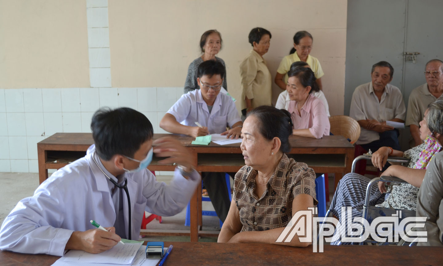 Đẩy mạnh các hoạt động khám, chữa bệnh cho người cao tuổi, góp phần nâng cao chất lượng dân số.  