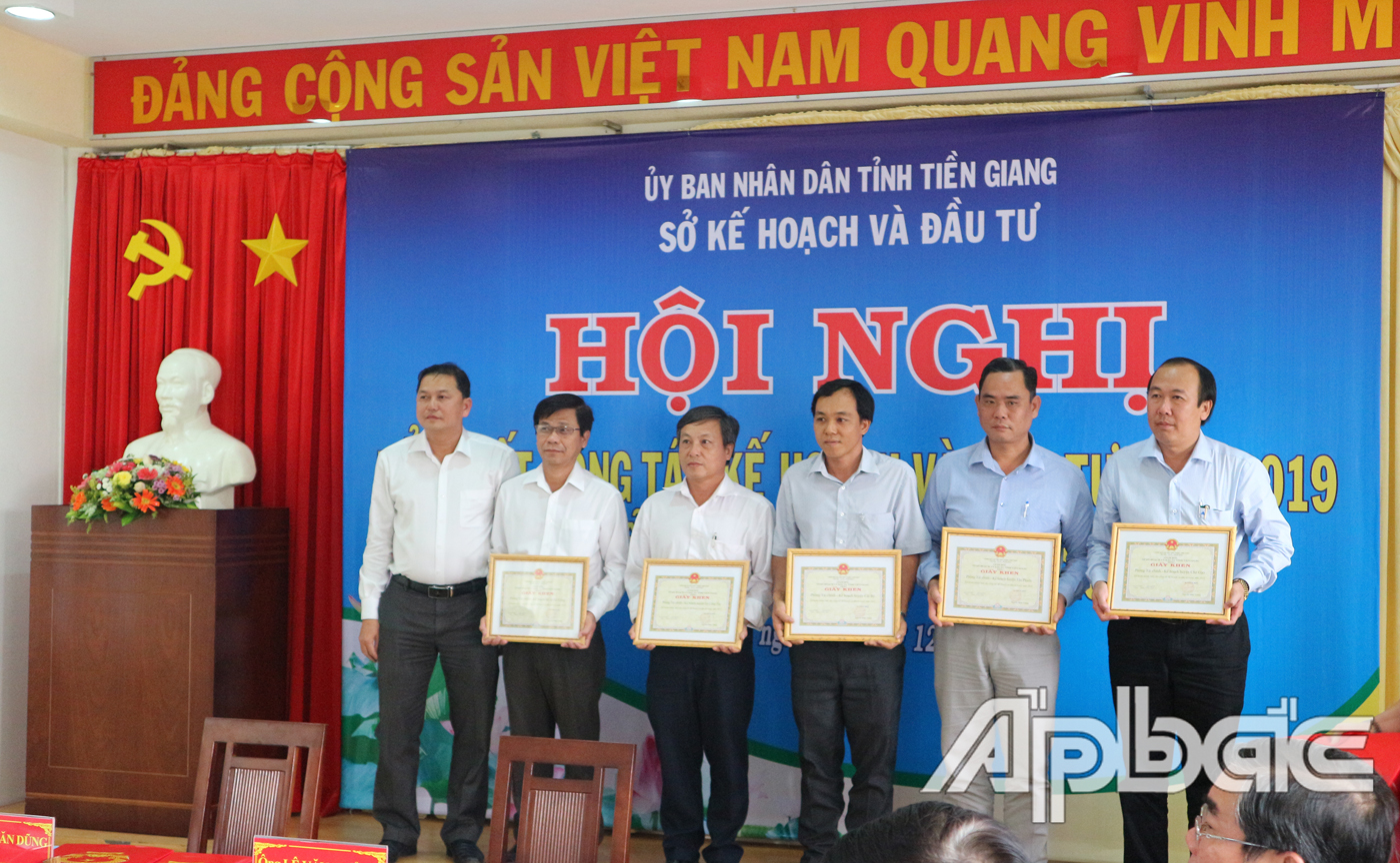 Sở KH-ĐT đã tặng Giấy khen cho các phòng có thành tích hoàn thành xuất sắc và dẫn đầu công tác kế hoạch năm 2019
