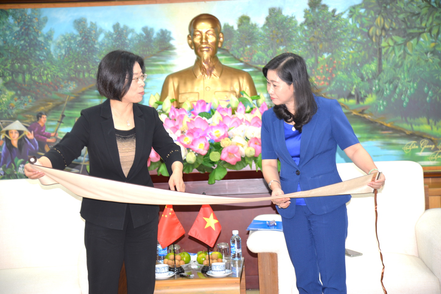 Bà Ôn Hồng Ngạn trao tặng bức tranh lưu niệm đến đồng chí Châu Thị Mỹ Phương, Trưởng Ban Tuyên giáo Tỉnh ủy Tiền Giang