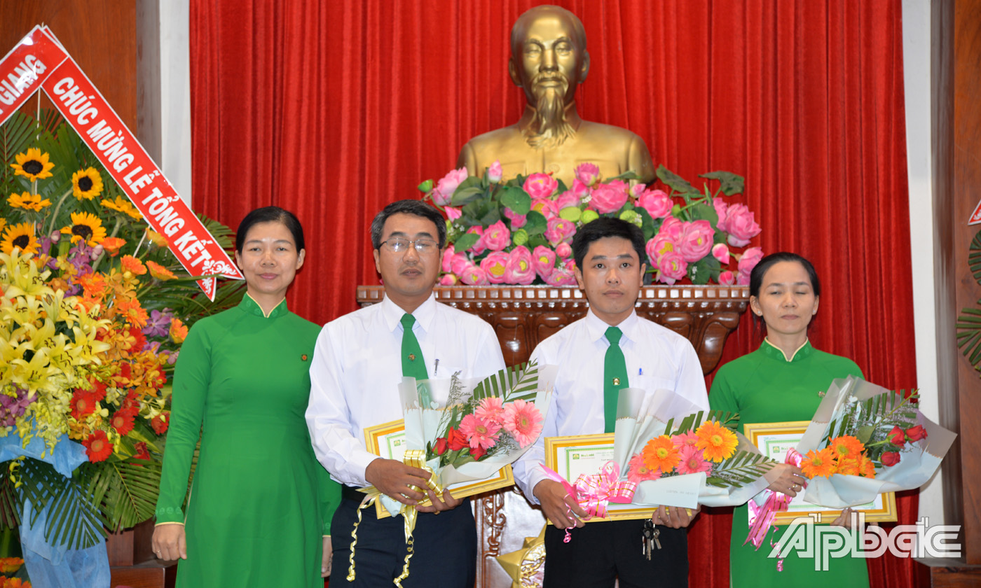 Khen thưởng tập thể và cá nhân.