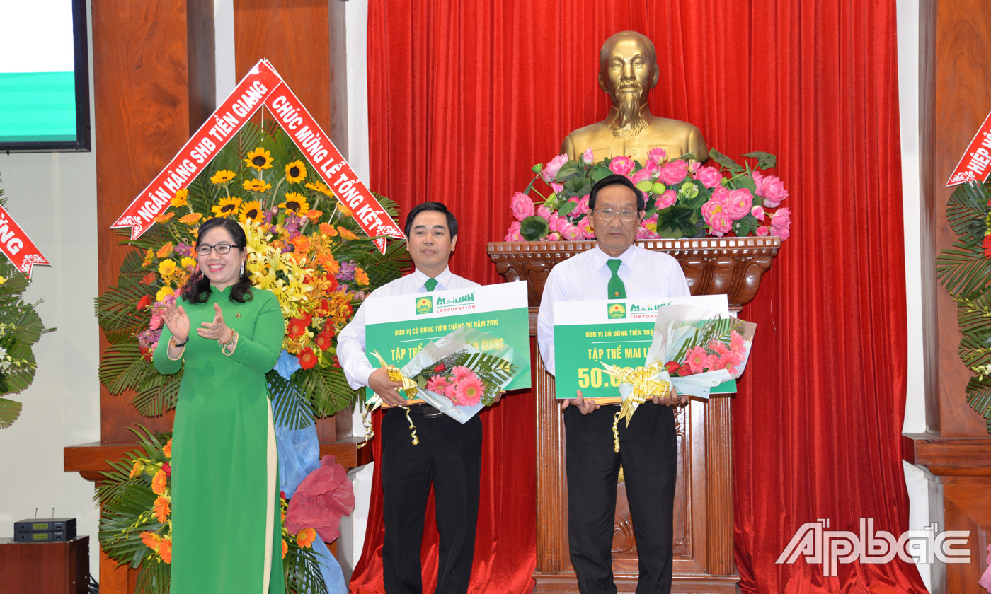 Khen thưởng tập thể và cá nhân.