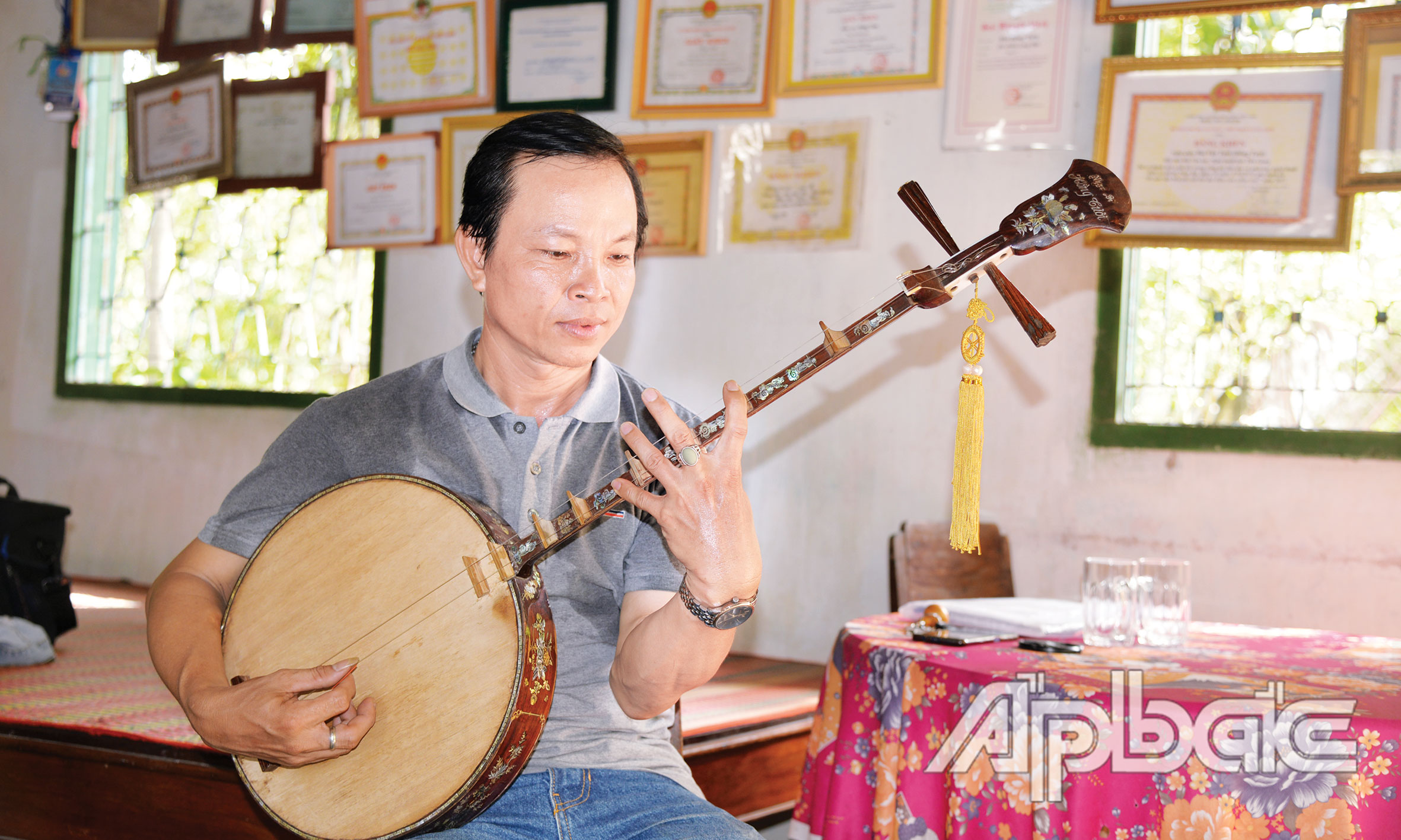 Ngón đàn kìm độc đáo của nghệ nhân Hồng Tươi đã làm mê mẩn người nghe.