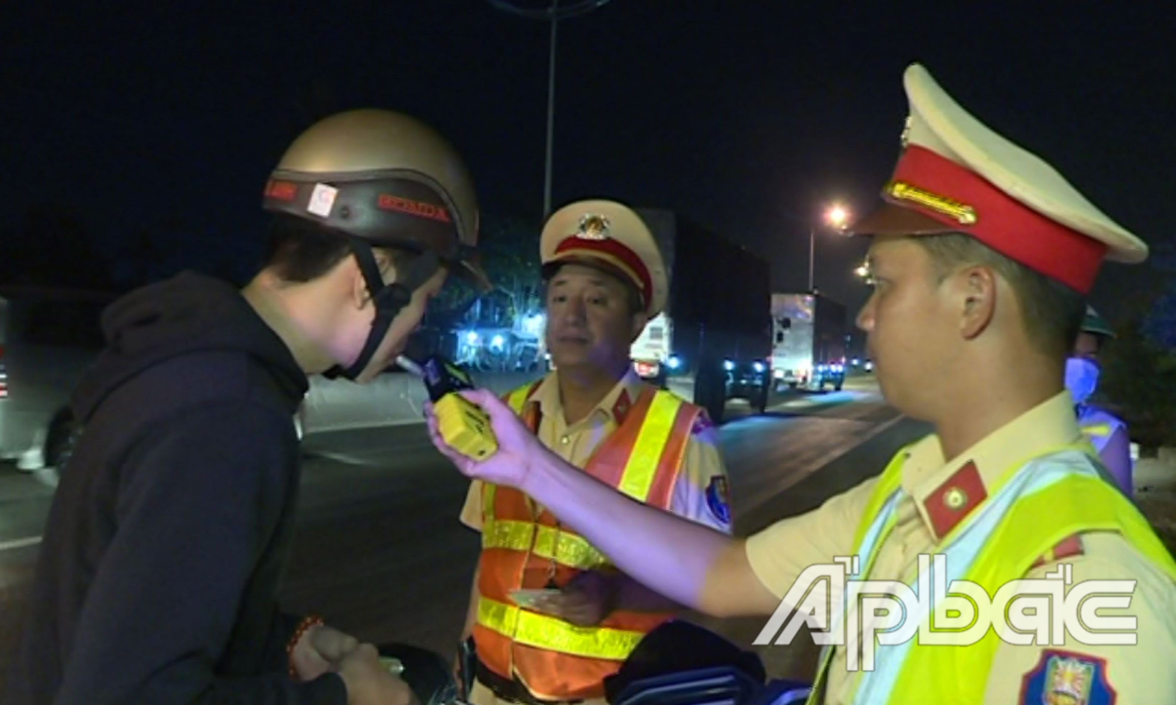 Lực lượng CSGT (Công an tỉnh) kiểm tra nồng độ cồn. Ảnh: THANH VIỆT