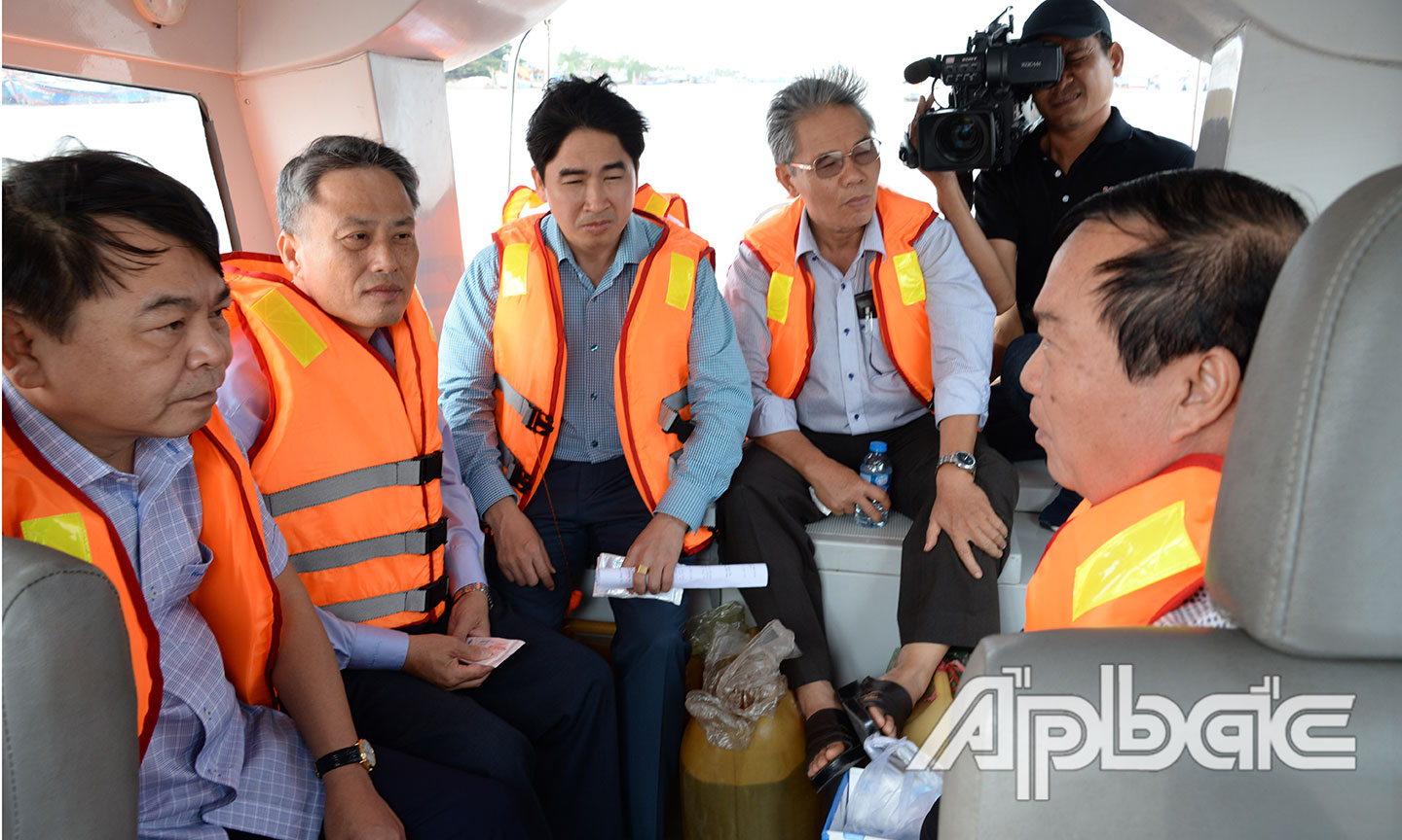 Đoàn công tác khảo sát chất lượng nước trên sông Tiền.