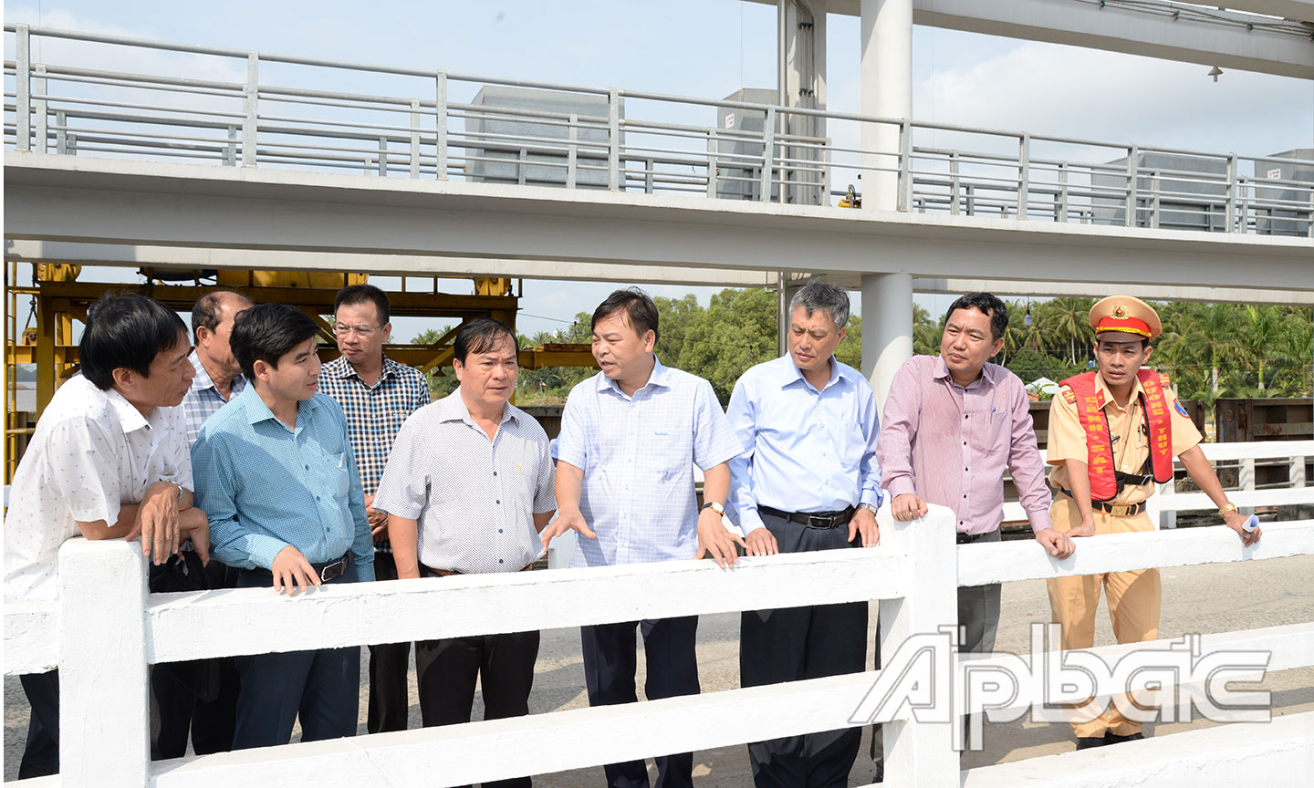 Kiểm tra cống ngăn mặn, trữ ngọt Xuân Hòa.