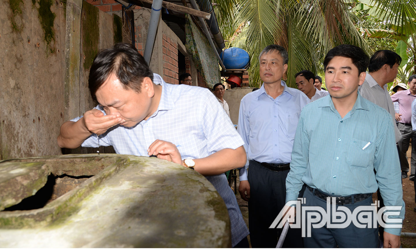 Kiểm tra chất lượng nước sinh hoạt của một hộ dân tại xã Tân Thới (huyện Tân Phú Đông)