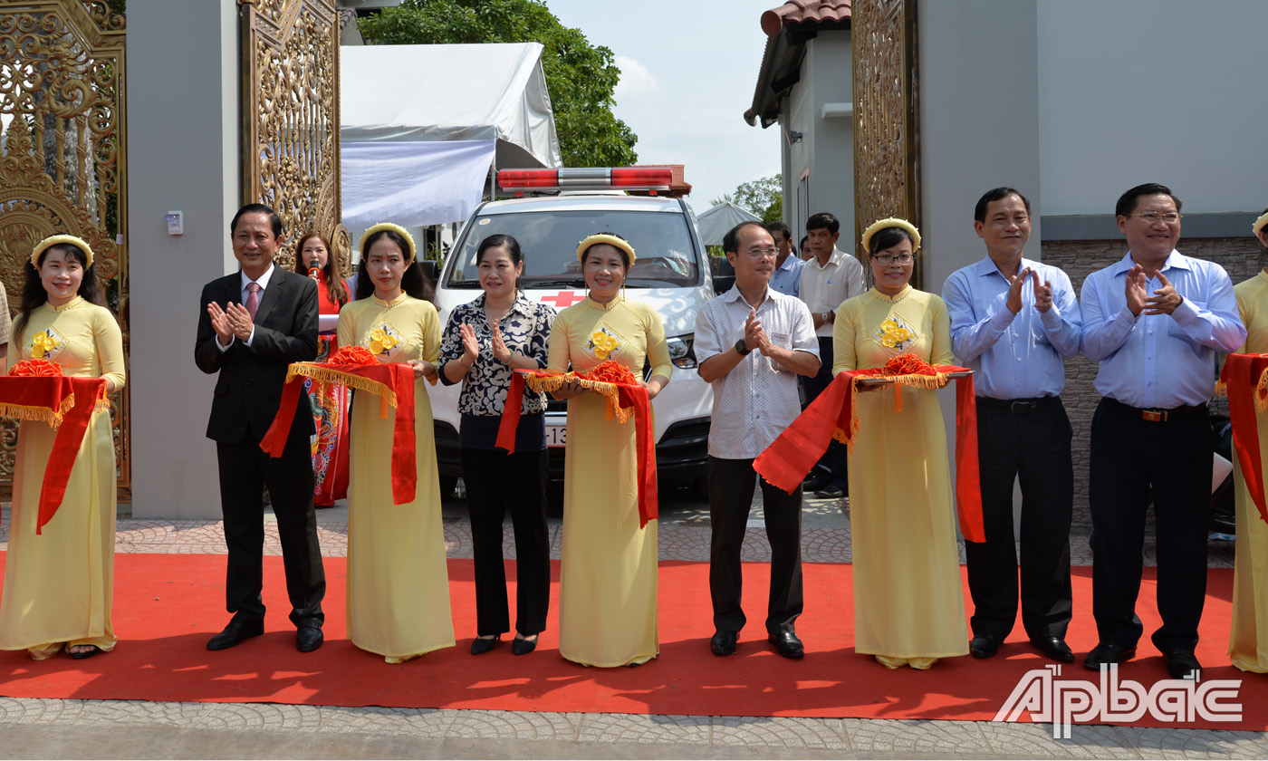 Nghi thức tặng xe cứu thương.