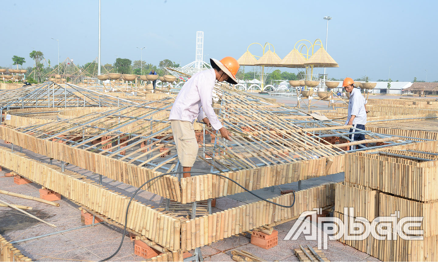 Công nhân đang đẩy nhanh tiến độ ở đường hoa.