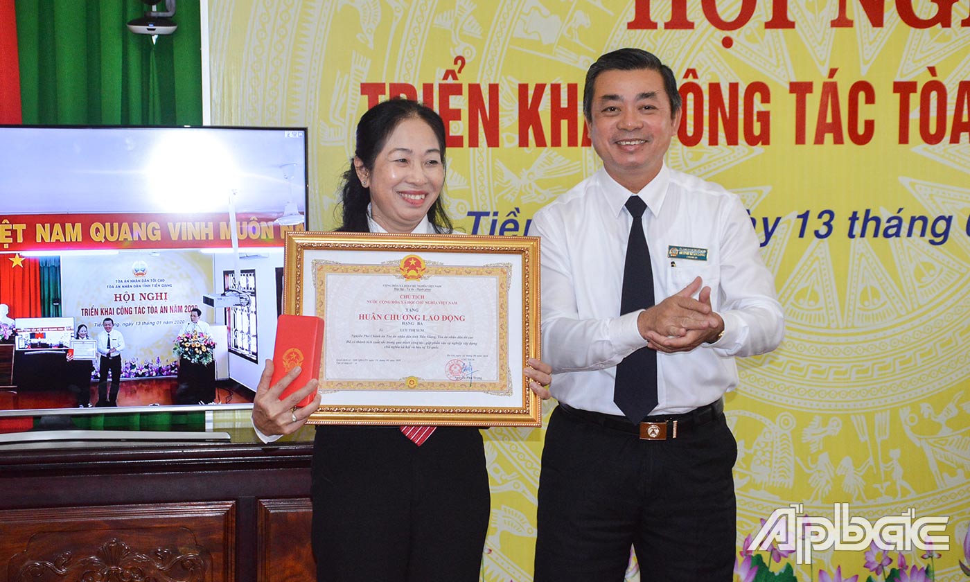 Nguyên Phó Chánh án Tòa án nhân dân tỉnh Lưu Thị Sum nhận Huân chương Lao động hạng Ba.