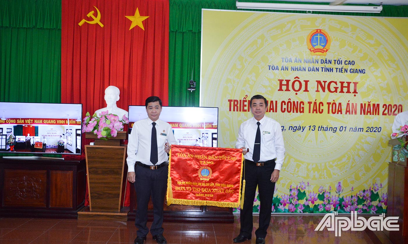 Tòa án nhân dân TX. Cai Lậy (bìa trái) nhận 