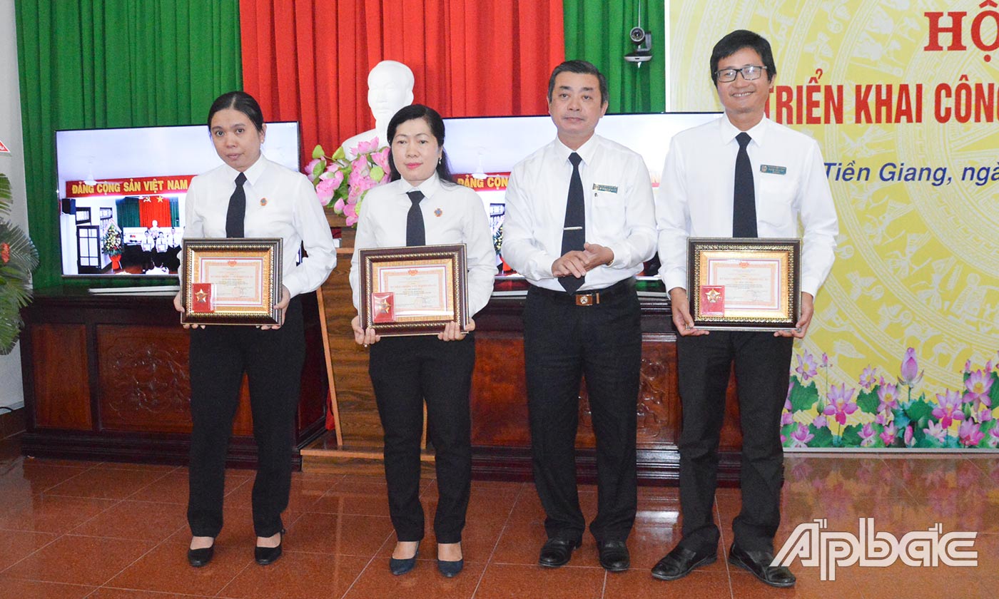 Các cá nhân nhận Kỷ niệm chương “Vì sự nghiệp Tòa án”.