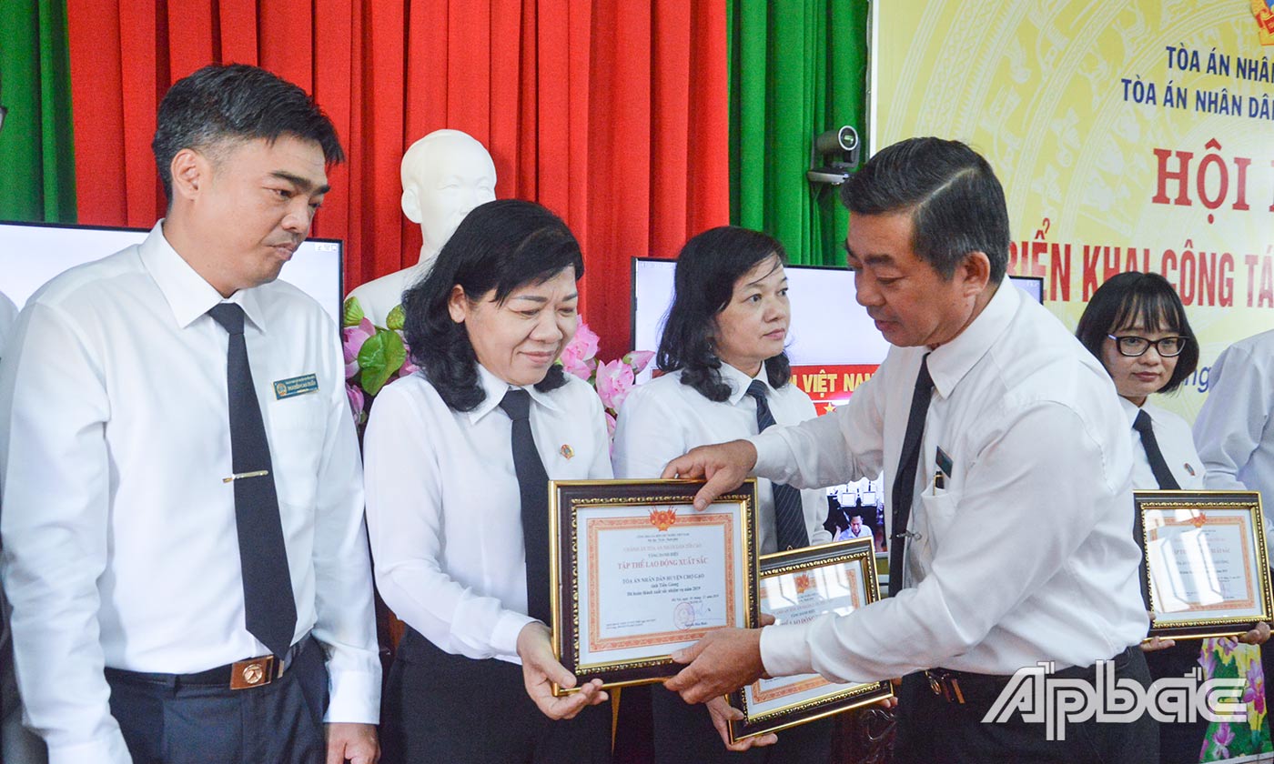 Các tập thể Lao động xuất sắc nhận Bằng khen Tòa án nhân dân Tối cao.