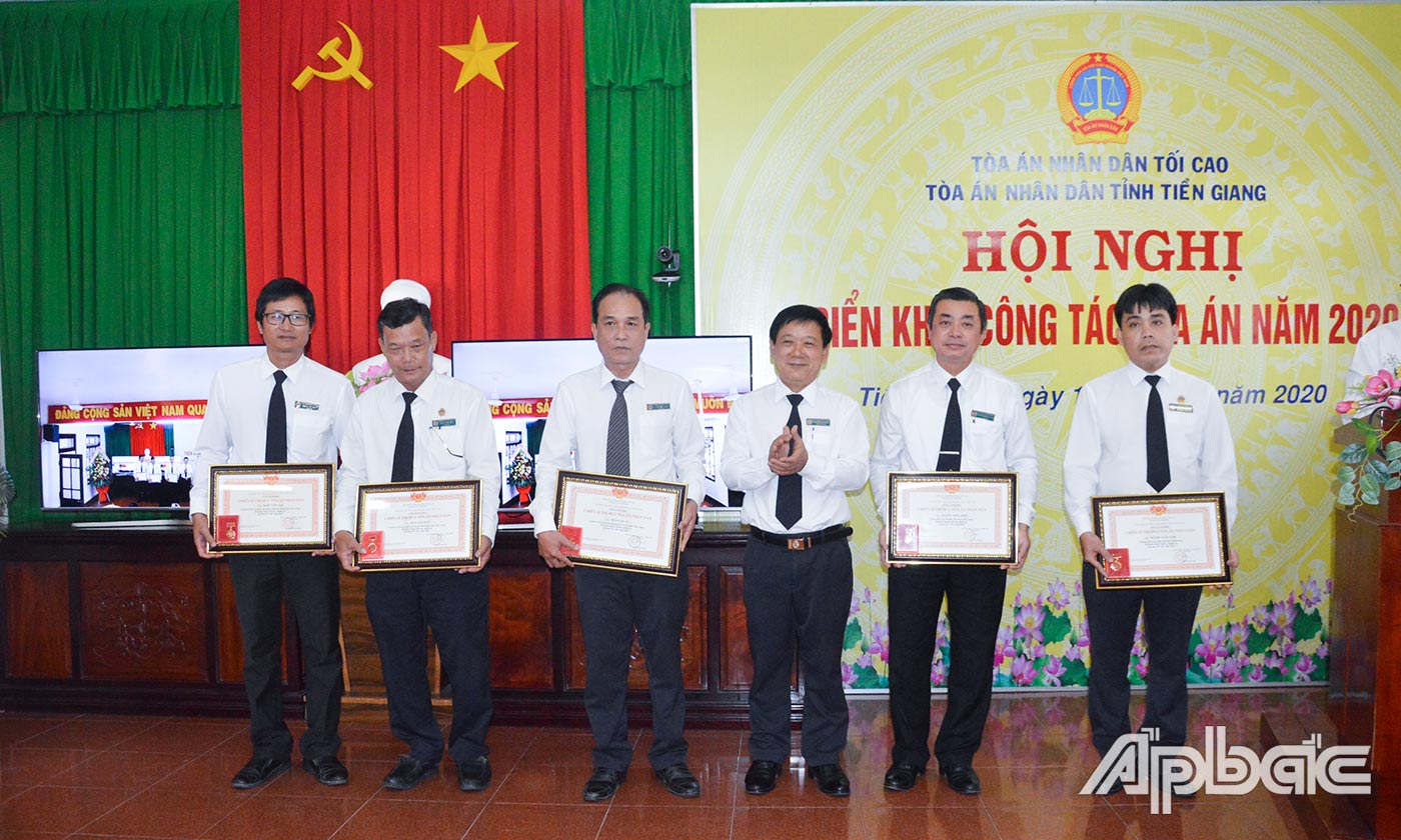 cá nhân nhận danh hiệu “Chiến sĩ thi đua tòa án nhân dân” của Tòa án nhân dân Tối cao.