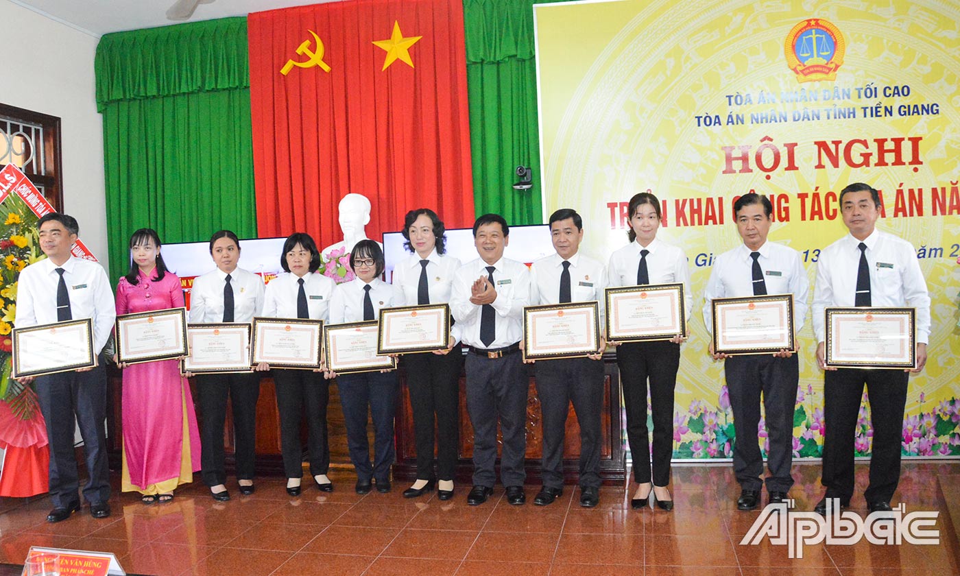 Các cá nhân nhận Bằng khen của Tòa án nhân dân Tối cao.