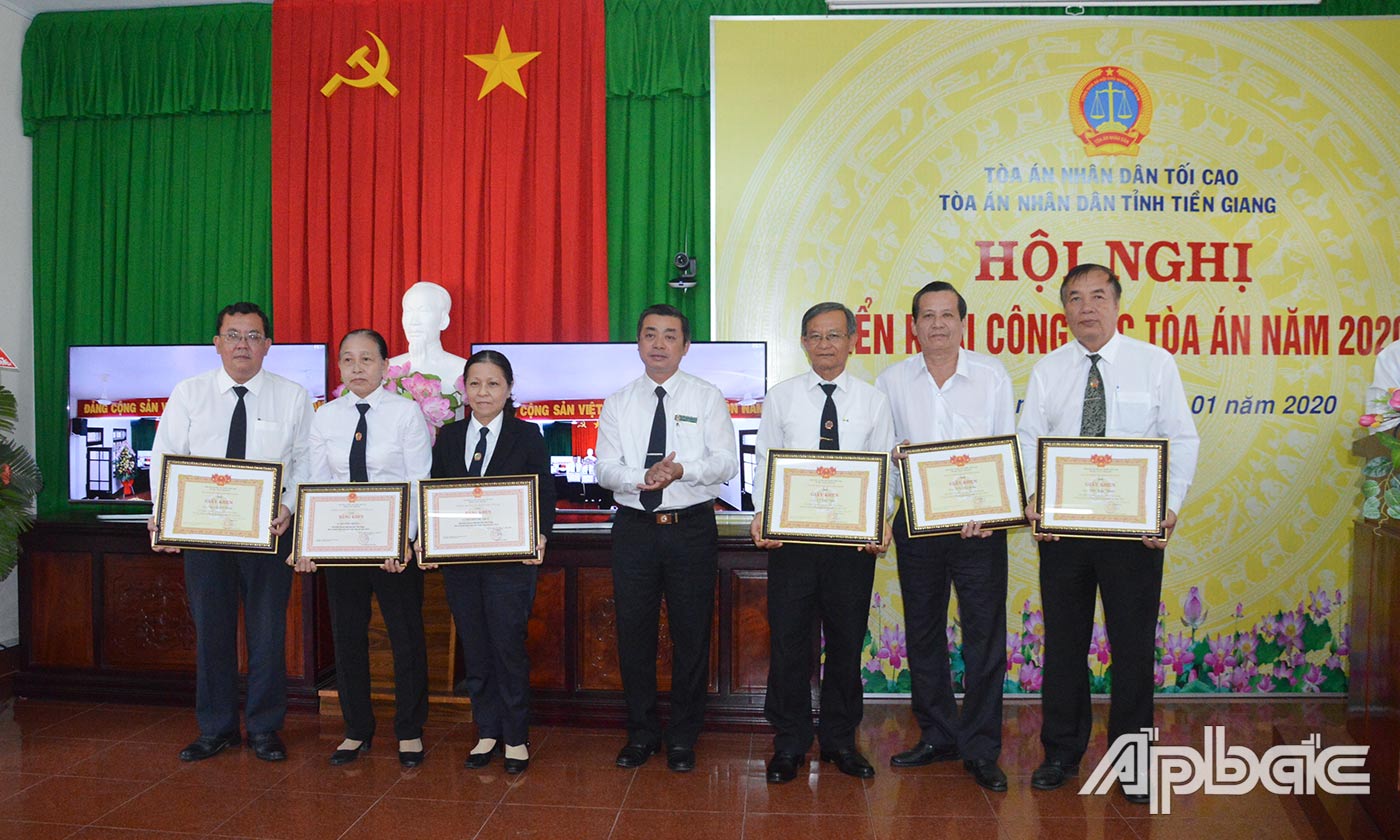 Chánh Tòa án nhân dân tỉnh Tiền Giang trao Giấy khen cho các hội thẩm tòa án nhân dân.