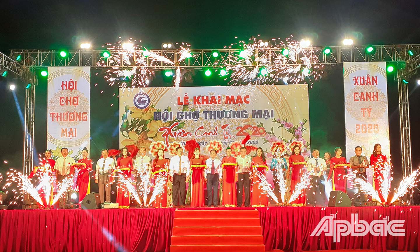 Các đại biểu cắt băng khai mạc Hội chợ.