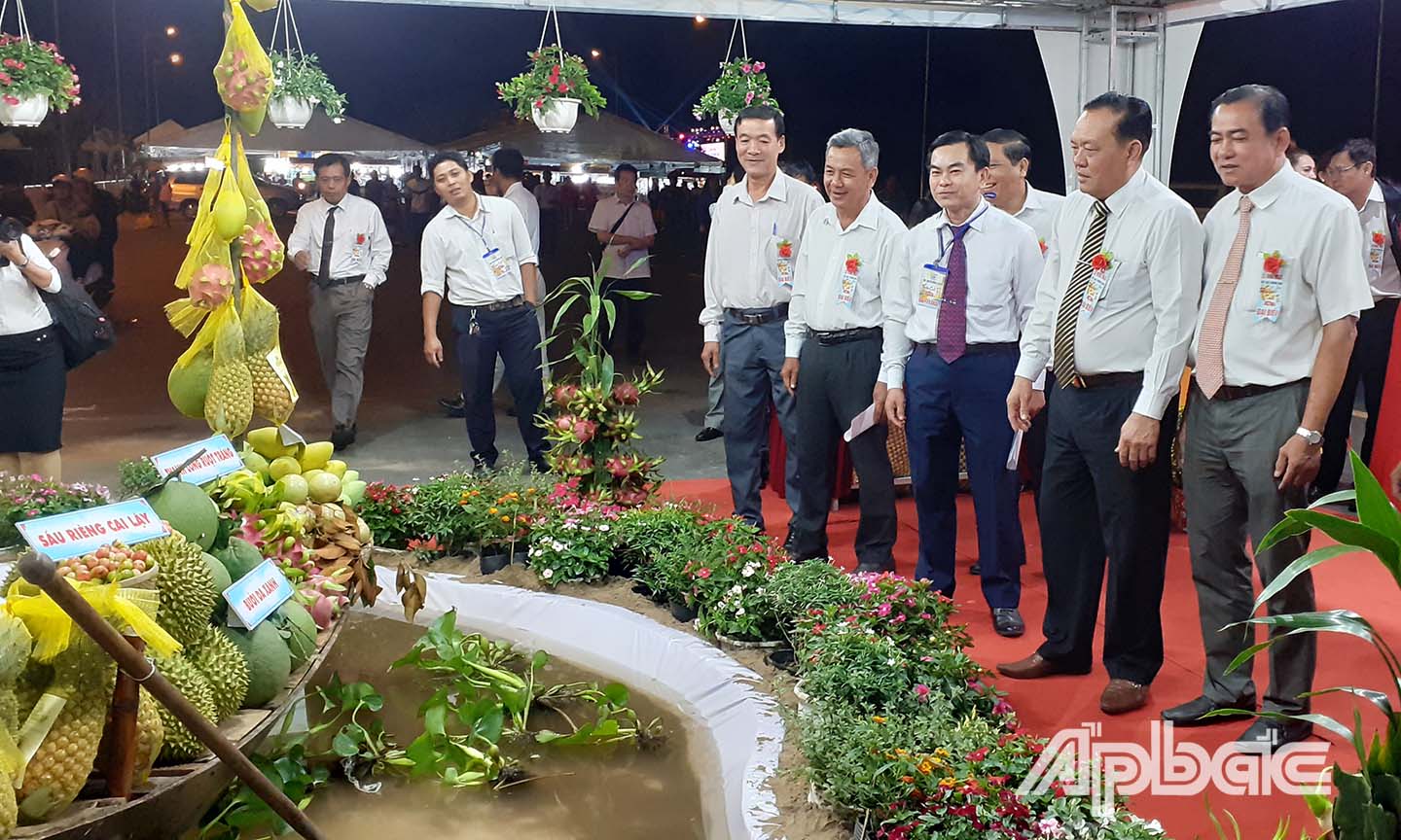 Đồng chí Lê Văn Nghĩa (thứ 2 bên phải) cùng với các đại biểu đến tham quan các gian hàng tại Hội chợ.