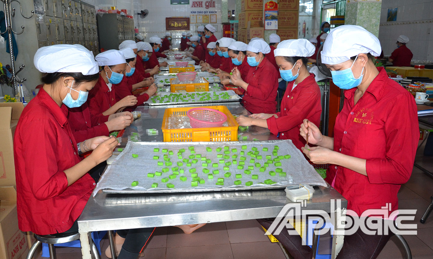 Cơ sở kẹo, mứt Anh Quí tất bật sản xuất vụ tết.