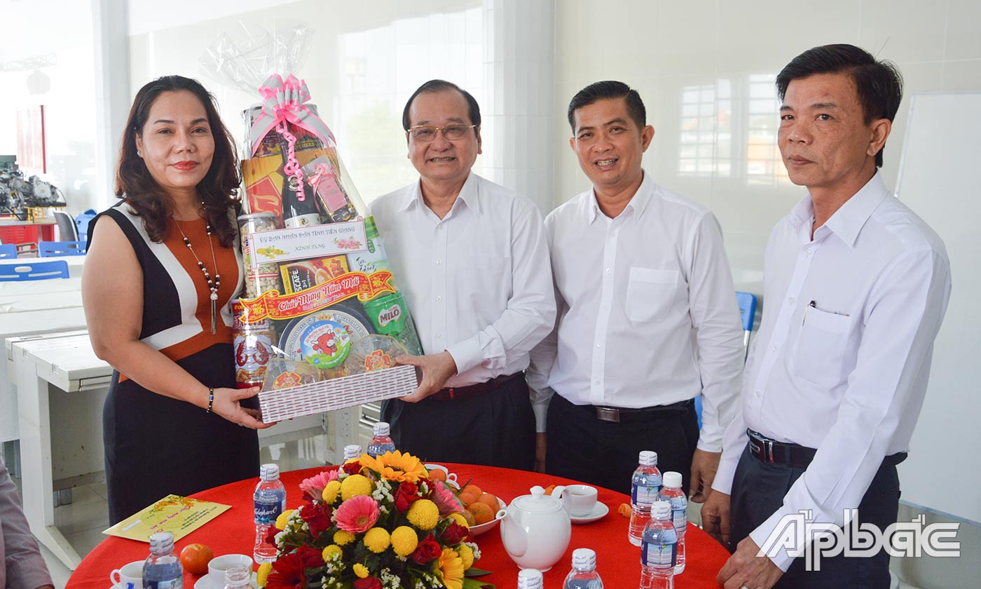 Đoàn thăm và chúc tết Công ty TNHH thương mại dịch vụ Văn Hải.