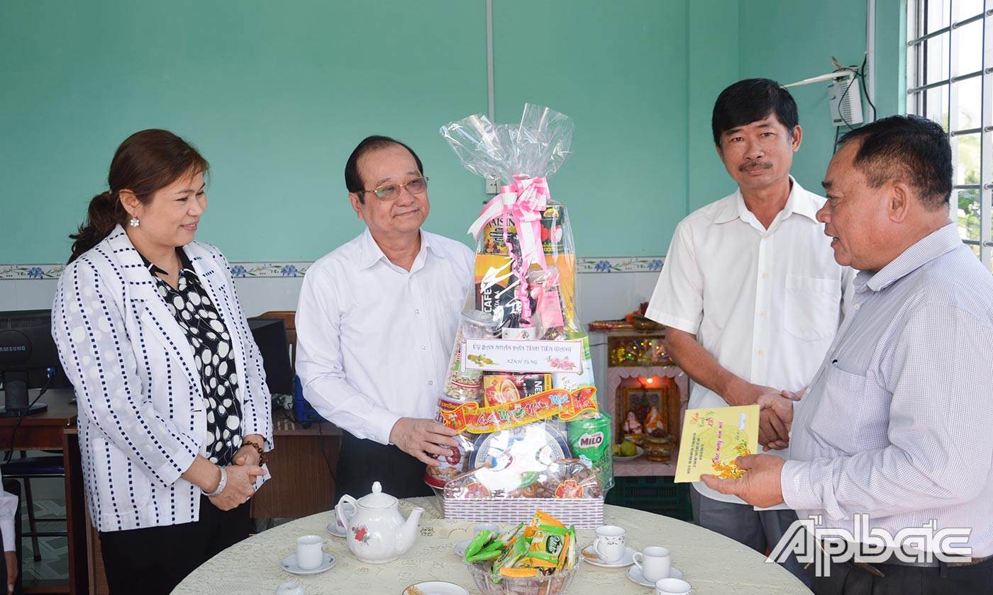 Đoàn thăm và chúc tết Hợp tác xã rau an toàn Thạnh Hưng.