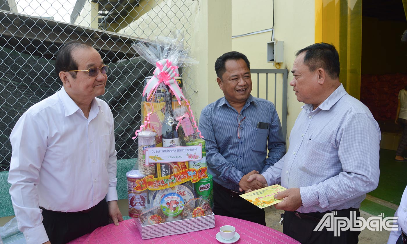 Đoàn thăm và chúc tết Công ty TNHH Vinh Hiển.